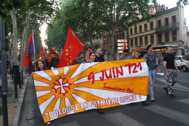 Une quarantaine d'identitaire défilent à Toulouse le 27 mai 2011 pour commémorer la Bataille de Toulouse du 9 juin 721. Le défilé au flambeau est accompagné de violence. 